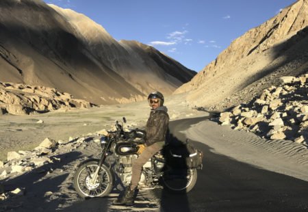 <h2>L'hébergement le plus charmant après une journée sur la route ?</h2>

Sans hésiter, je pense à une maison d’hôtes où l’on séjourne sur notre voyage moto <a href="https://www.vintagerides.com/voyage-moto/inde-himalaya/chic-charme-au-ladakh/">Chic & Charme au Ladakh</a>. Nimmu House, un lieu vraiment unique avec une ambiance de mas provençal. On y sert par ailleurs les meilleures tartes au chocolat de toute l’Inde ! C’est un endroit où l’on a envie de sortir enfin ce livre qu’on trimballe depuis le début du voyage, confortablement installé dans un transat devant la luxueuse tente.