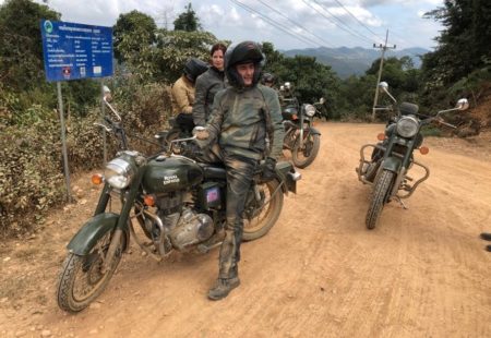 J’adore l’arrivée à Nong Khiaw depuis Luang Namtha. On arrive dans cette vallée au bord de la Nam. Ou en fin de journée, quand la lumière commence à décliner. Les falaises karstiques changent de couleurs, le cadre naturel est déjà magnifique, mais à cette heure-là, c’est tout simplement magique. Comme tous les riders, je crois que mon moment préféré, c’est une étape 100 % off road, le dernier jour de ride au Laos au départ de Pakbeng ! On arrive tous complètement rincés à Chiang Khong en Thaïlande mais avec une grande satisfaction d’avoir passé la journée à s’amuser sur la piste. 